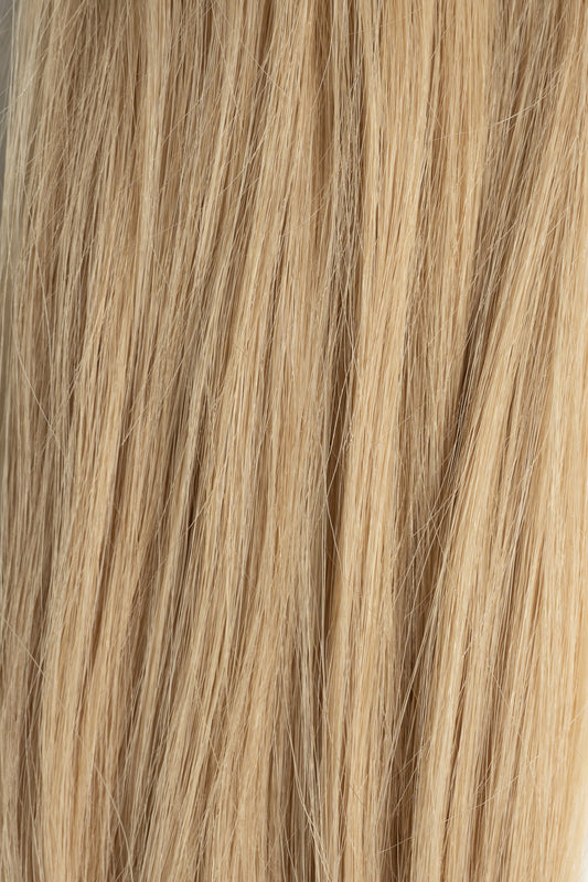 Close-up Champagne blonde hair extensions
